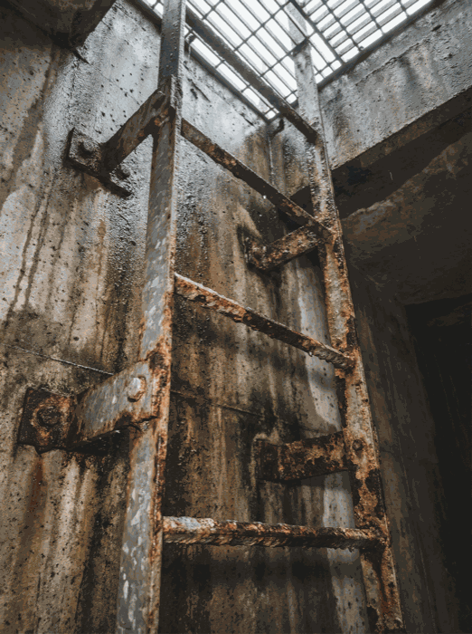 Échelle acier corrodée après 5 ans en milieu humide