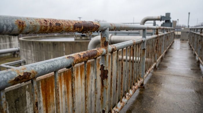 Corrosion sur garde-corps métallique
