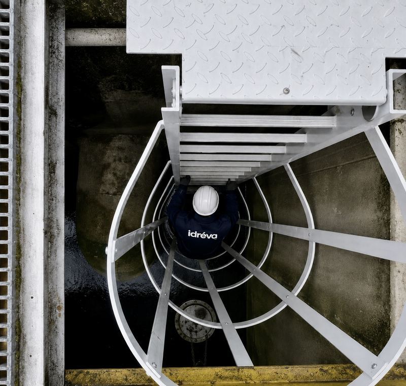 Agent en descente dans une échelle à crinoline, réservoir d’eau potable